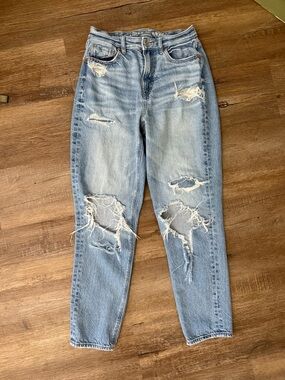 American Eagle Mom Jeans Size 2 Regular – Distressed Light Wash